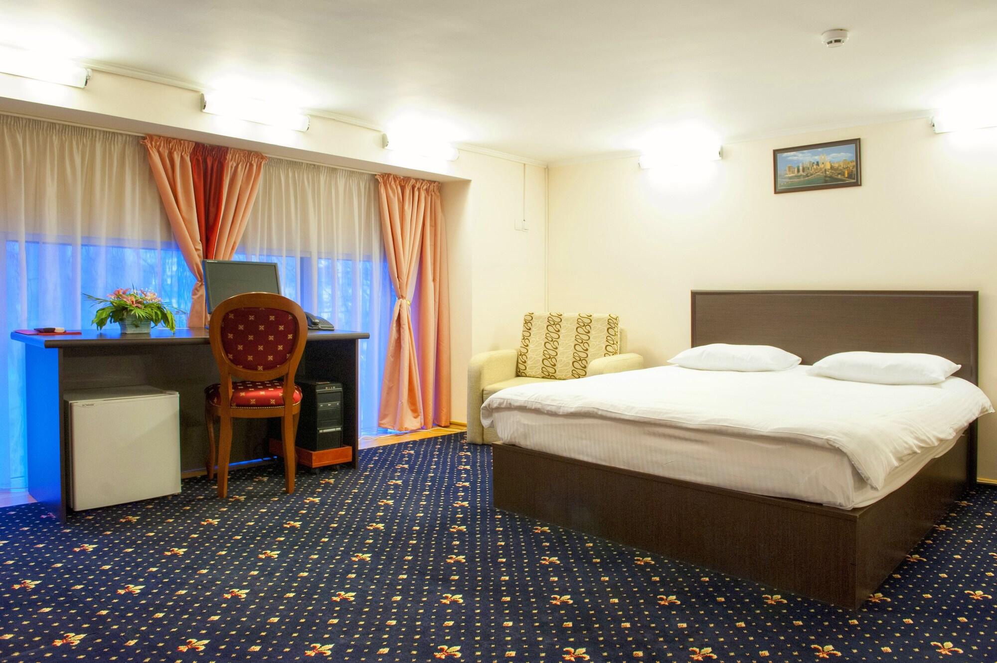 Manhattan Hotel & Restaurant Chişinău Extérieur photo