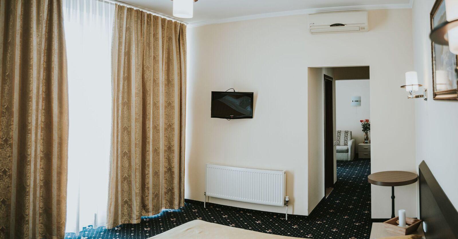 Manhattan Hotel & Restaurant Chişinău Extérieur photo
