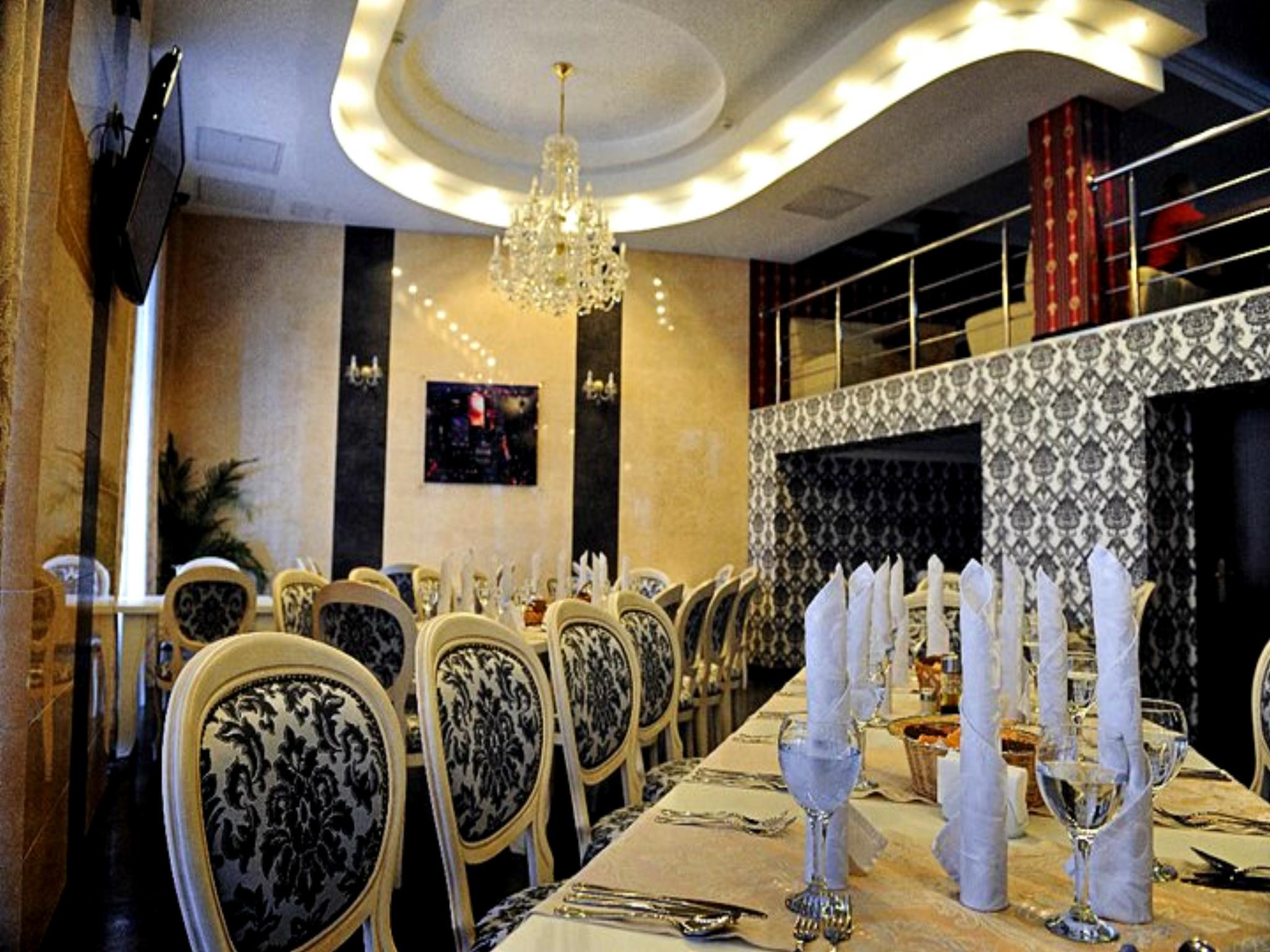 Manhattan Hotel & Restaurant Chişinău Extérieur photo