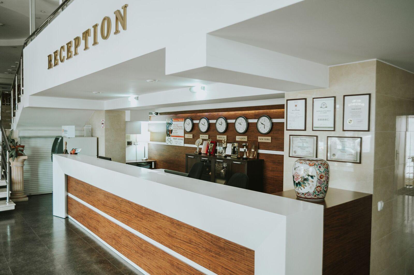 Manhattan Hotel & Restaurant Chişinău Extérieur photo