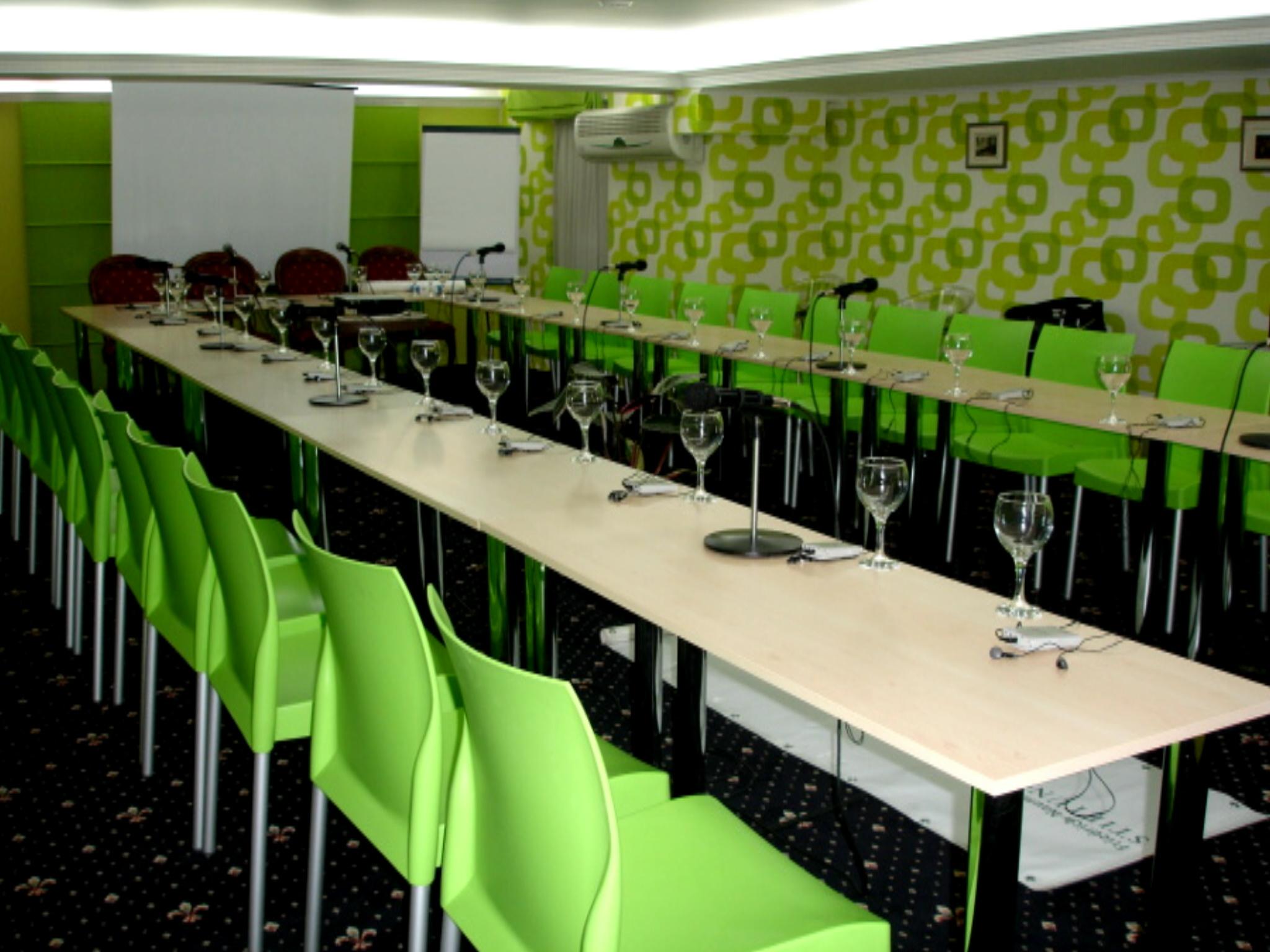 Manhattan Hotel & Restaurant Chişinău Extérieur photo