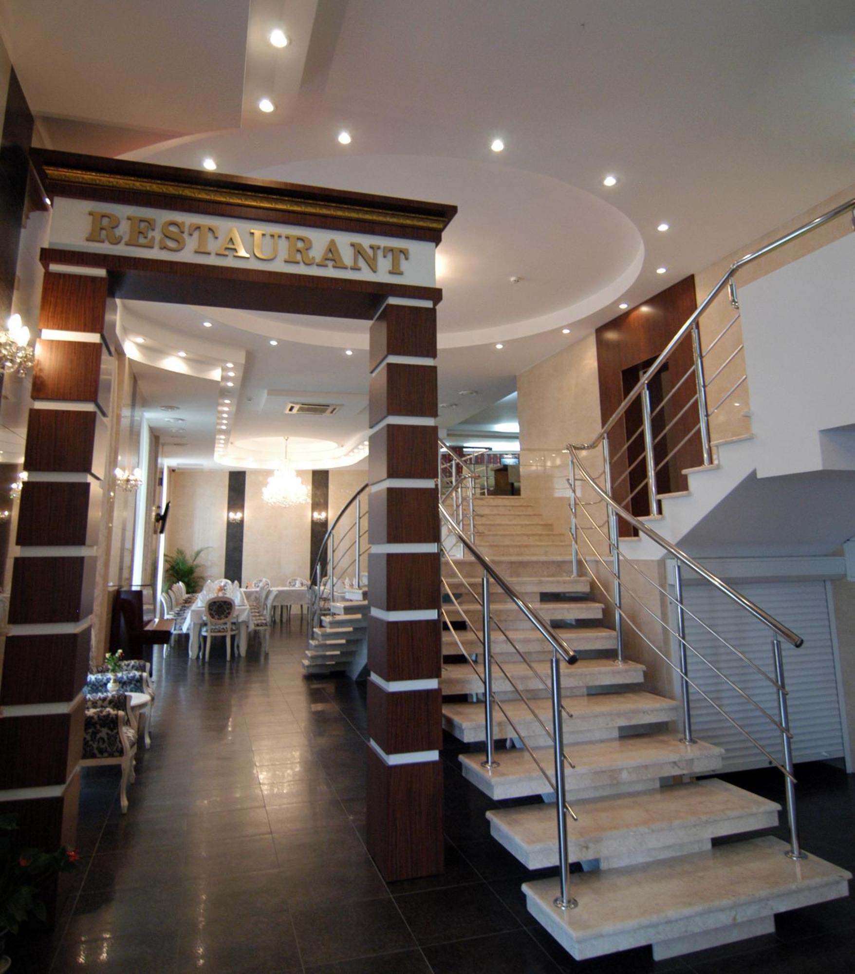 Manhattan Hotel & Restaurant Chişinău Extérieur photo