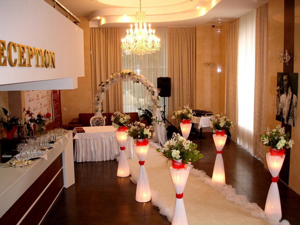 Manhattan Hotel & Restaurant Chişinău Extérieur photo