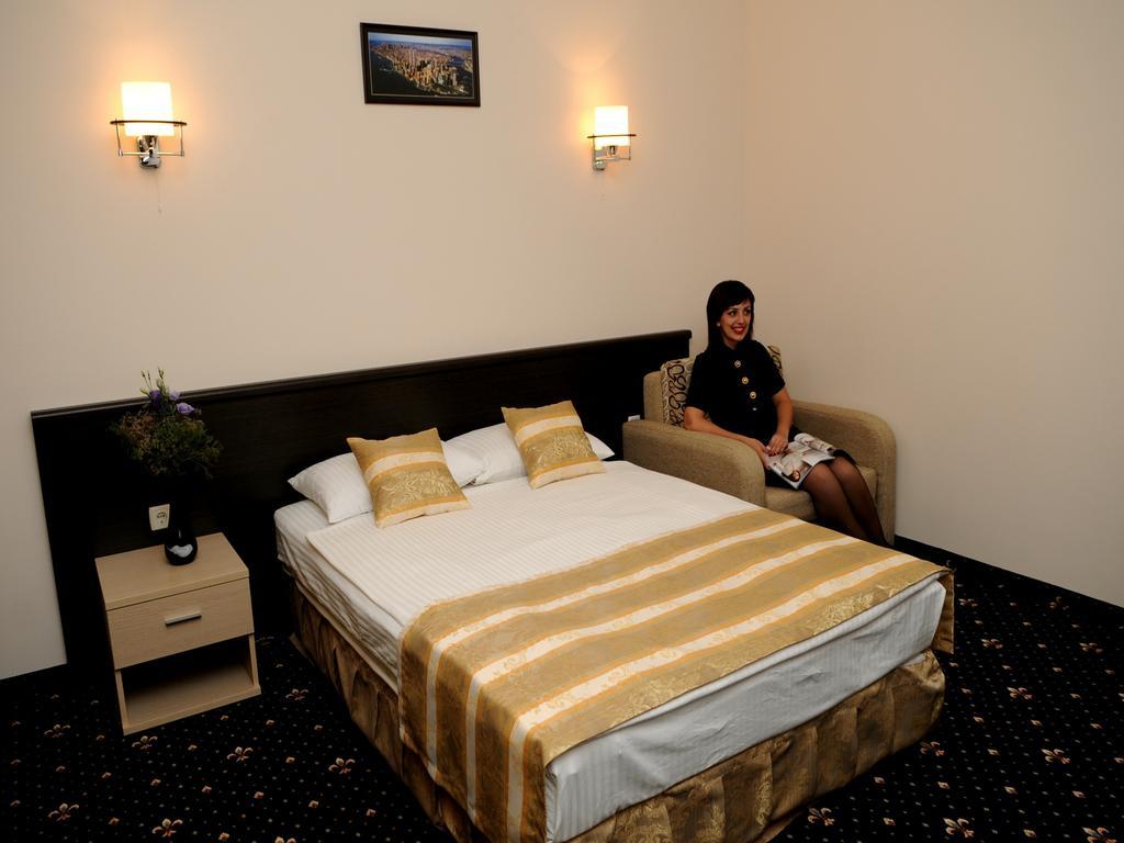 Manhattan Hotel & Restaurant Chişinău Extérieur photo