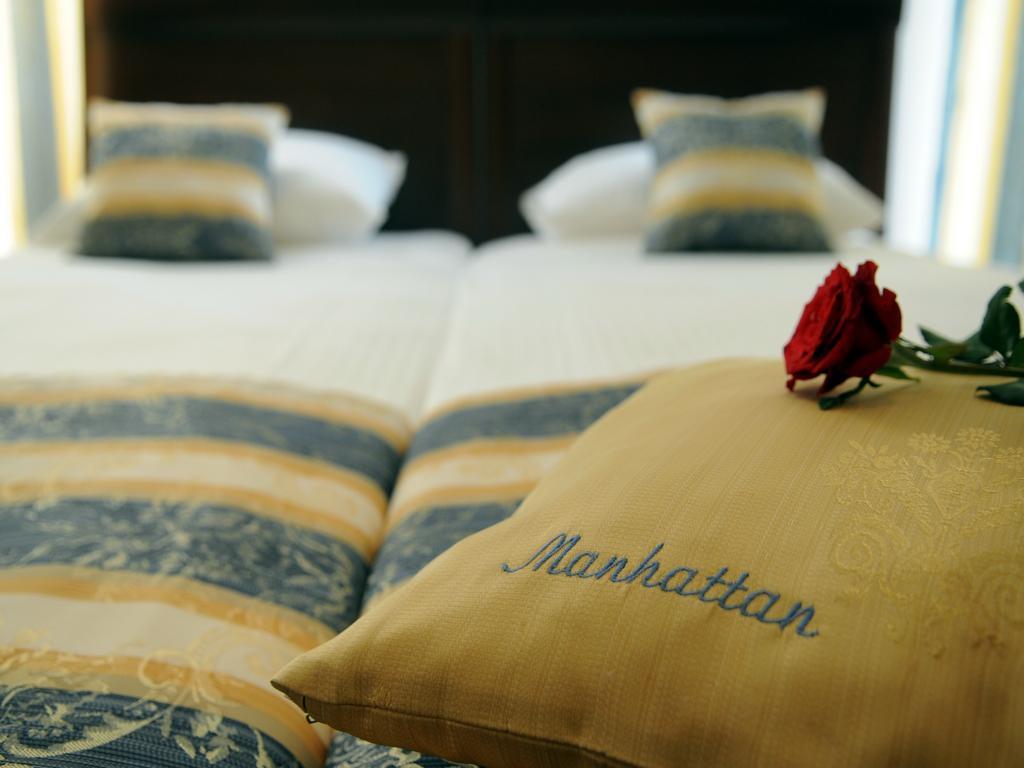 Manhattan Hotel & Restaurant Chişinău Extérieur photo