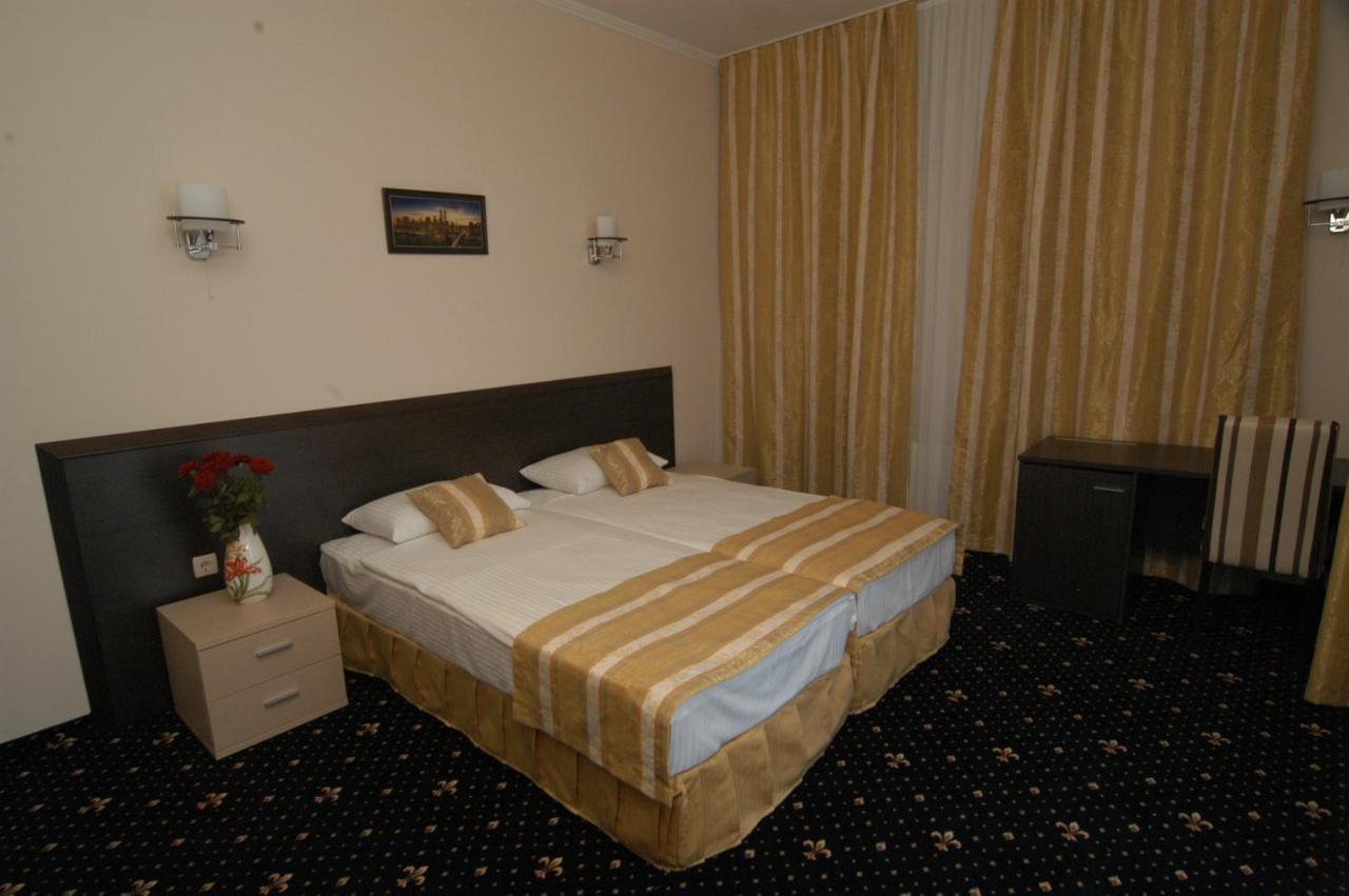 Manhattan Hotel & Restaurant Chişinău Extérieur photo