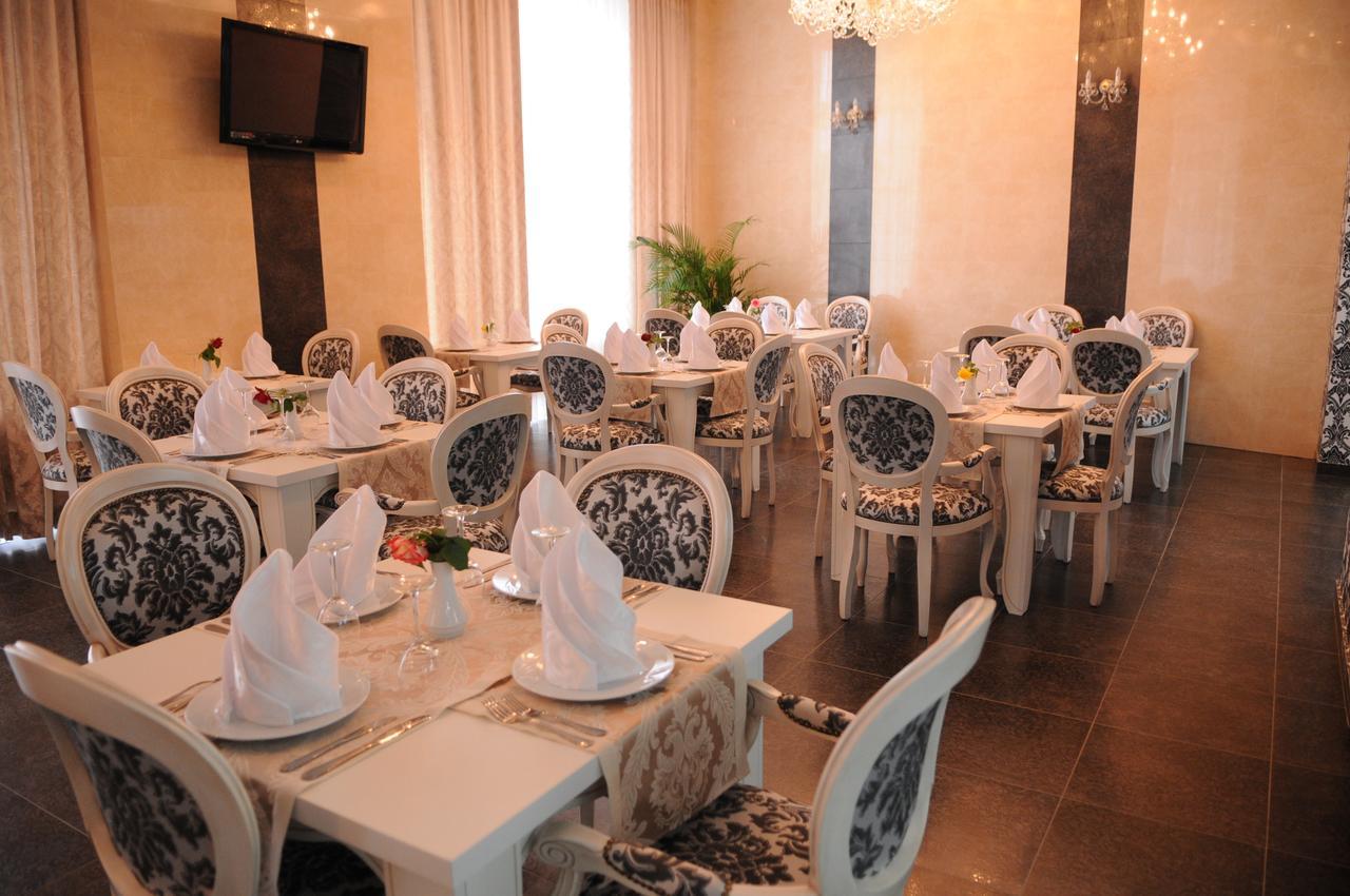 Manhattan Hotel & Restaurant Chişinău Extérieur photo