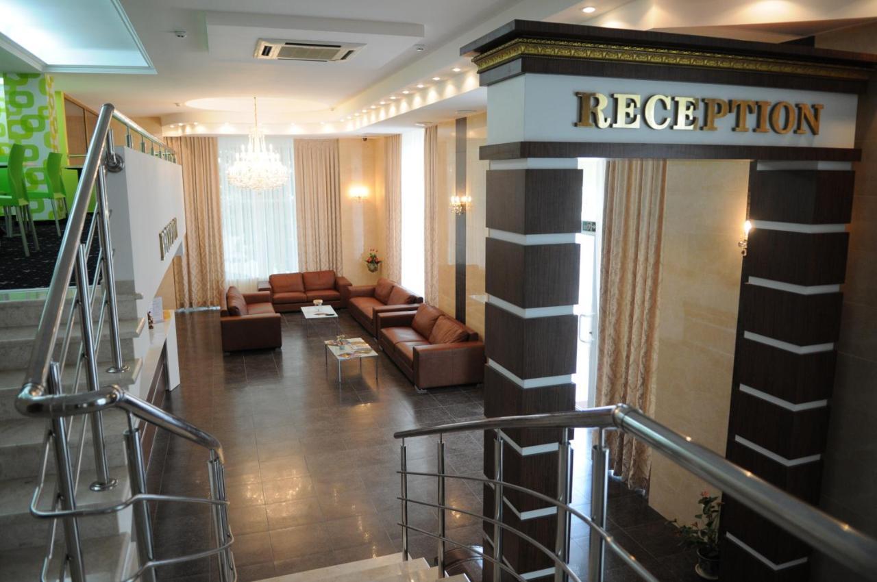Manhattan Hotel & Restaurant Chişinău Extérieur photo