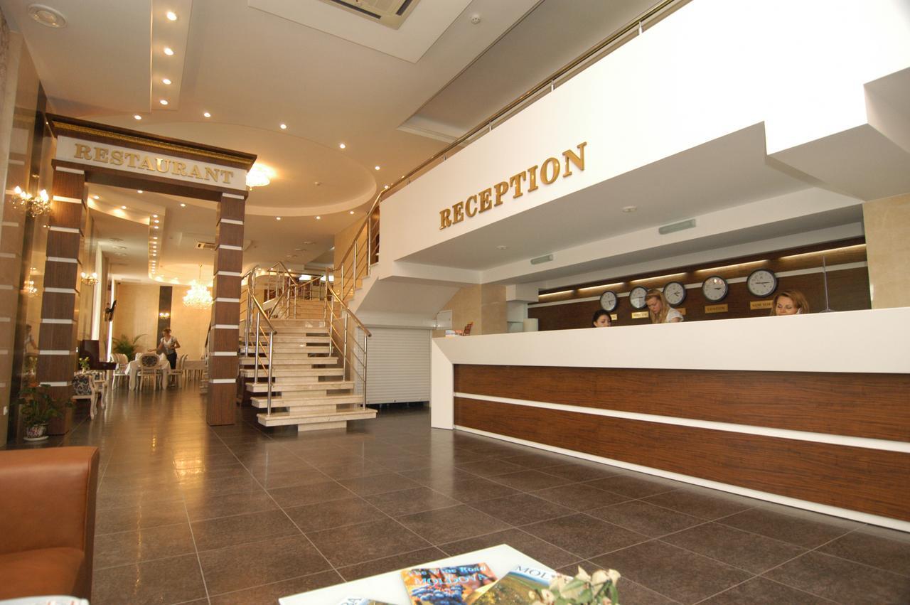 Manhattan Hotel & Restaurant Chişinău Extérieur photo