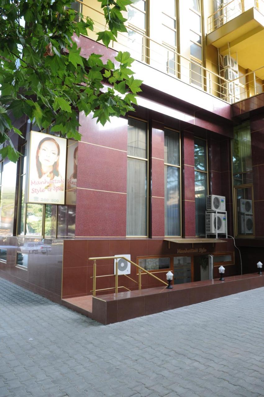 Manhattan Hotel & Restaurant Chişinău Extérieur photo